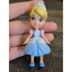 Young Cinderella Disney toy figure doll‎ queen